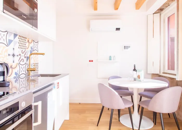 Apartment Caldeireiros 95 By Lovelystay